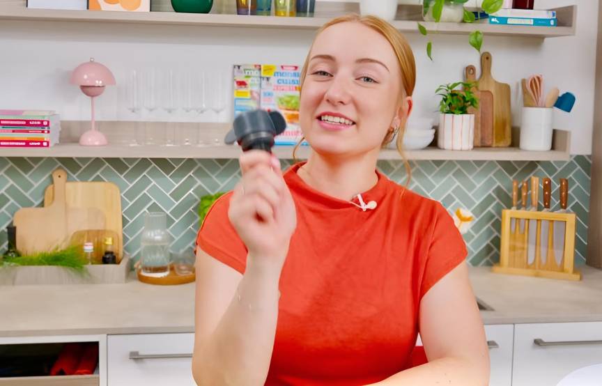 Isy mit dem TeigMeister in der Hand