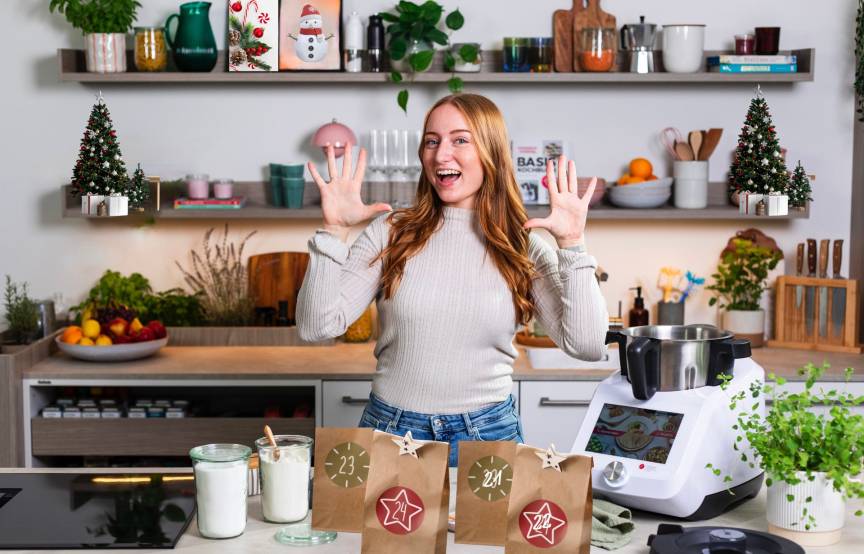 Isy in der ZauberMix Küche mit weihnachtlicher Deko