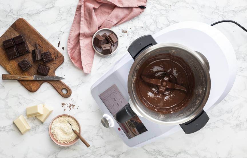 Der Monsieur Cuisine von oben fotografiert, im Topf geschmolzene Schokolade