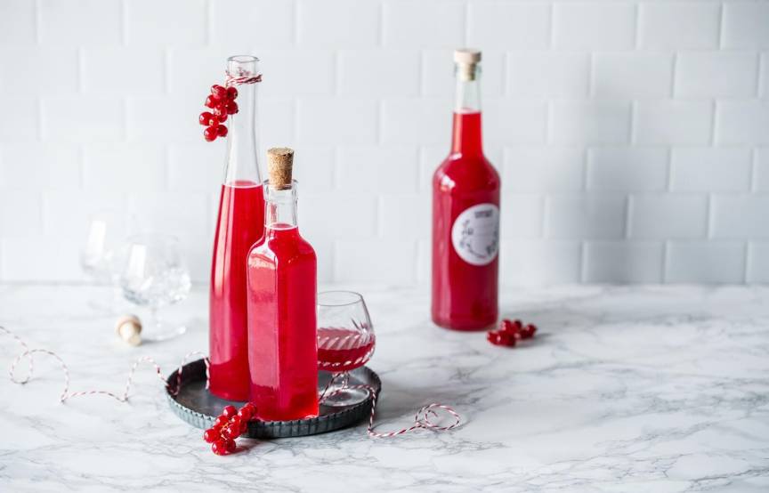 drei Flaschen mit rotem Likör