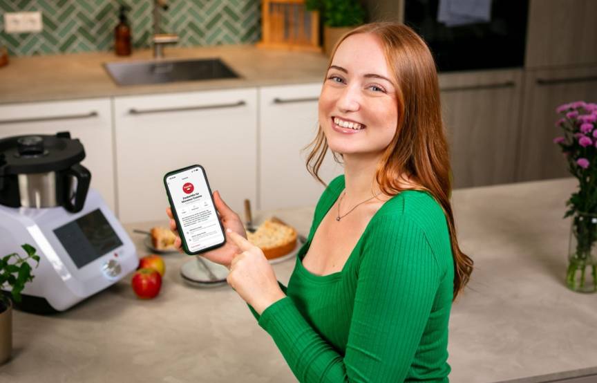 Isy von ZauberMix mit Smartphone in der Küche 