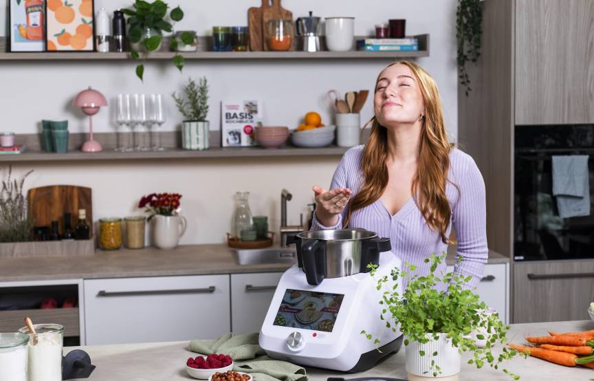 Isy mit dem Monsieur Cuisine, verzückter Blick