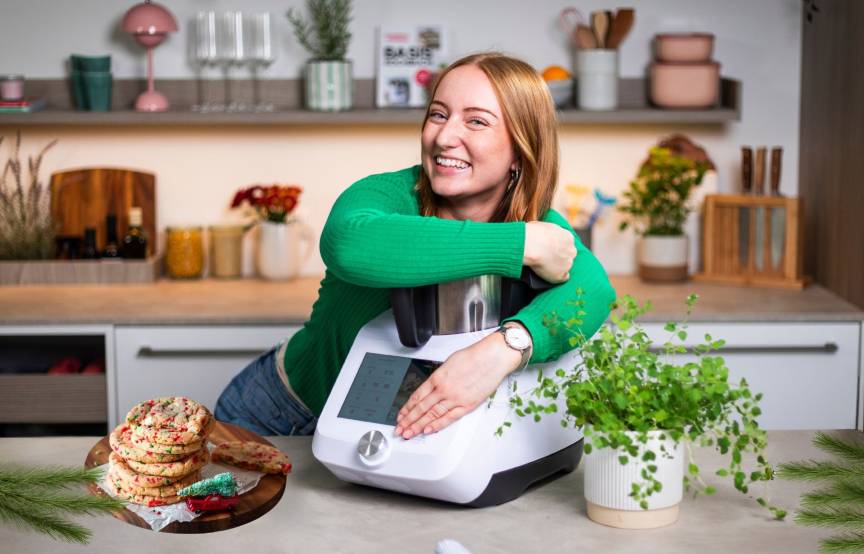 Isy umarmt den Monsieur Cuisine, daneben ein paar Plätzchen