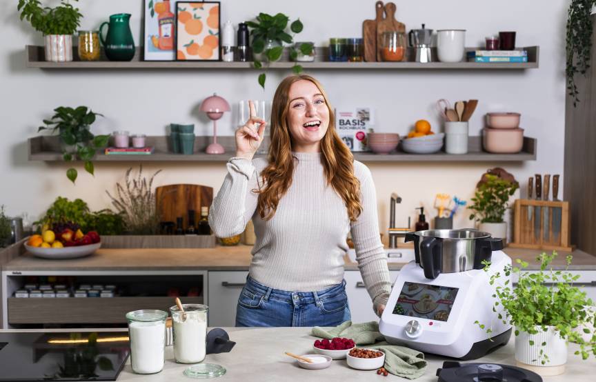 Isi in der Küche neben dem Monsieur Cuisine, sie hebt einen Finger