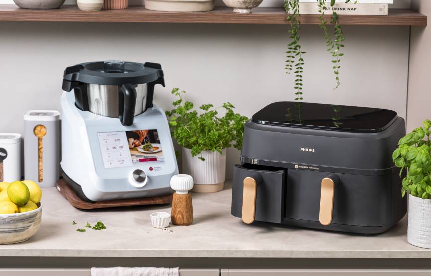 Monsieur Cuisine und Airfryer nebeneinander in einer Küche