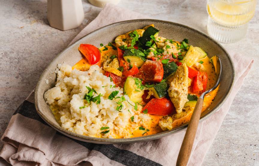 Thai-Hähnchen mit Blumenkohlreis und Currysoße