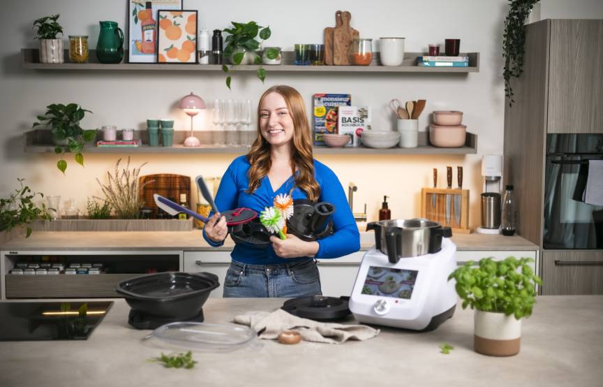 Isy in der ZauberMix Küche mit Monsieur Cuisine und einigem Zubehör