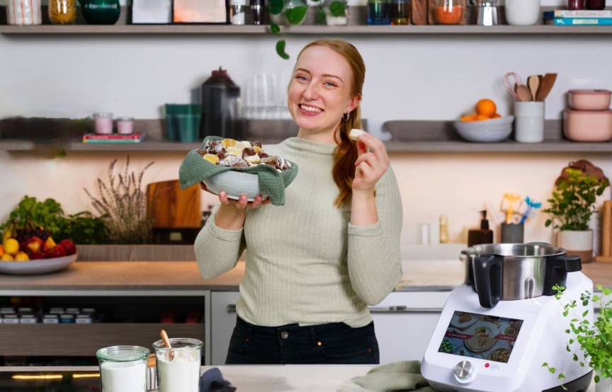 Isy von ZauberMix mit einem Teller voller Plätzchen