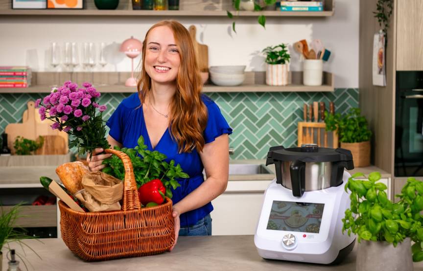 Isy von zaubermix Club mit einem Einkaufskorb voller Lebensmittel