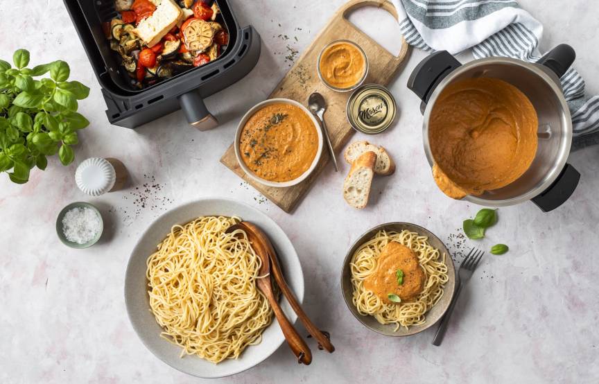 Top Shot: Zwei Teller Spaghetti, gegrilltes gemüse und der Mixbehälter des Monsieur cuisine mit einer soße darin
