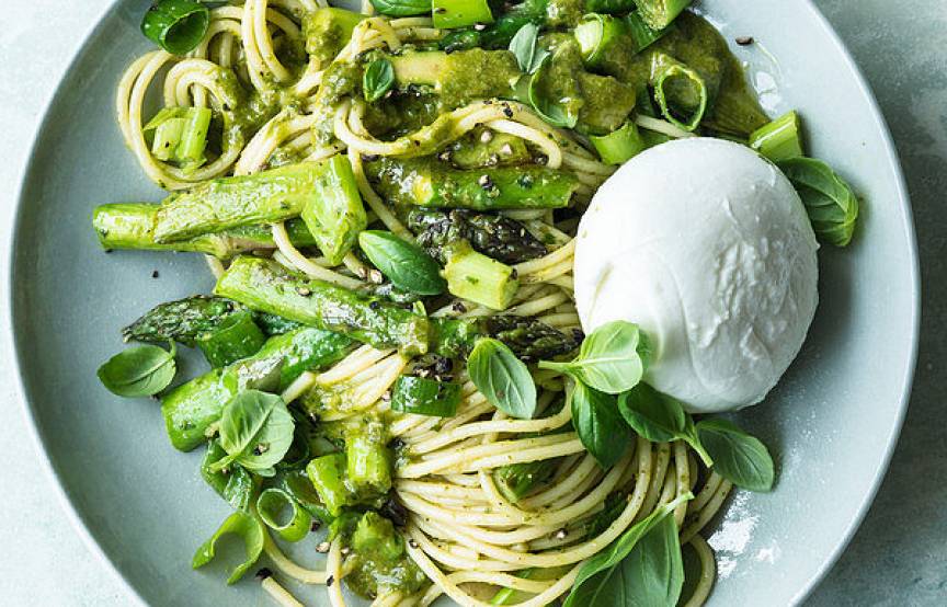 Spaghetti mit grünem Spargel und Mozzarella