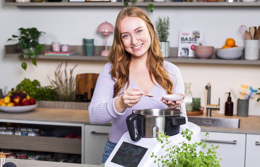 Junge Frau mit einem Monsieur Cuisine in einer Küche