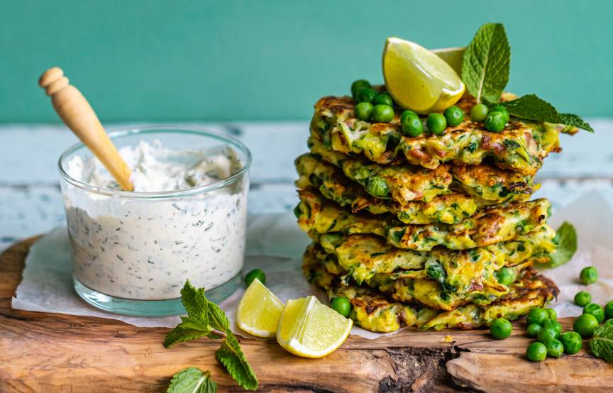 Zucchini-Erbsen-Puffer mit Fetadip