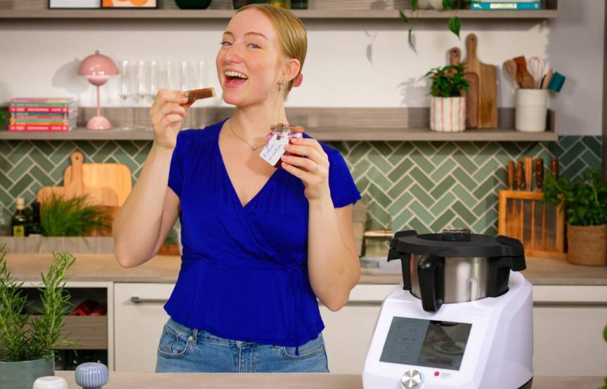 Junge Frau in einer Küche mit Monsieur Cuisine