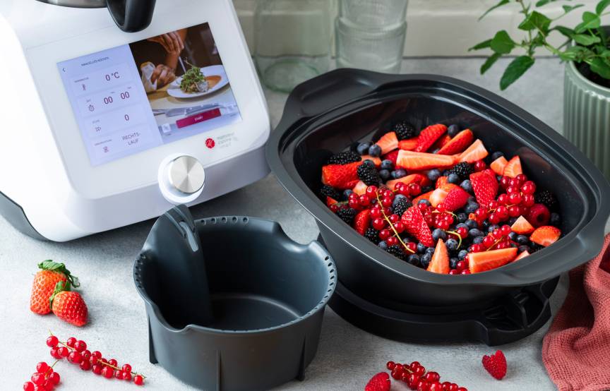 Simsafix® Einsatz für Monsieur Cuisine, daneben Dampfgaraufsatz mit viel Obst darin