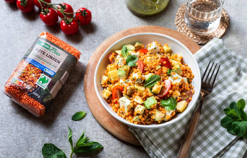 Bunter rote-Linsen-Salat mit Mango, Avocado, Feta und Tomaten