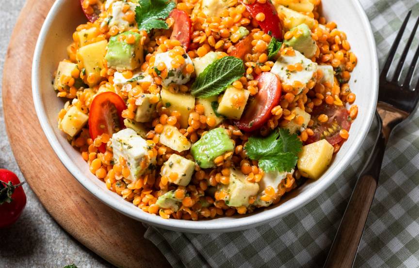 Bunter rote-Linsen-Salat mit Mango, Avocado, Feta und Tomaten