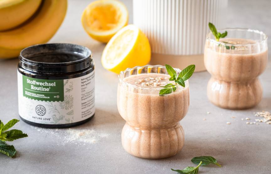 Zwei Gläser mit einem Smoothie, daneben Stoffwechsel Routine Produkt von Nature Love