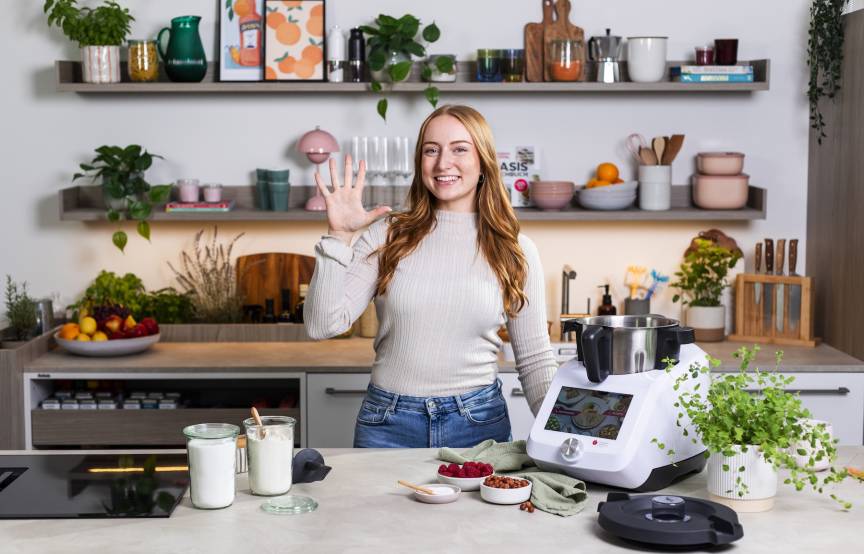 junge Frau in einer Küche mit einem Monsieur Cuisine