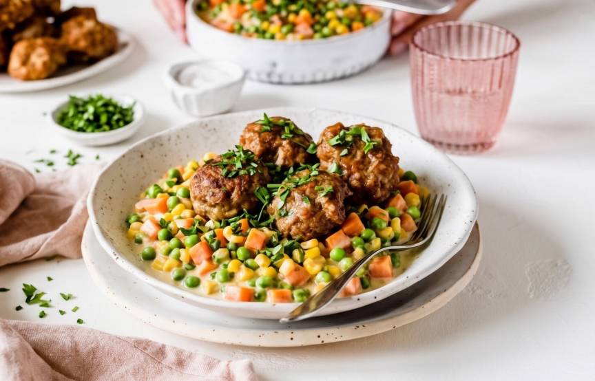 Frikadellen mit Rahmgemüse