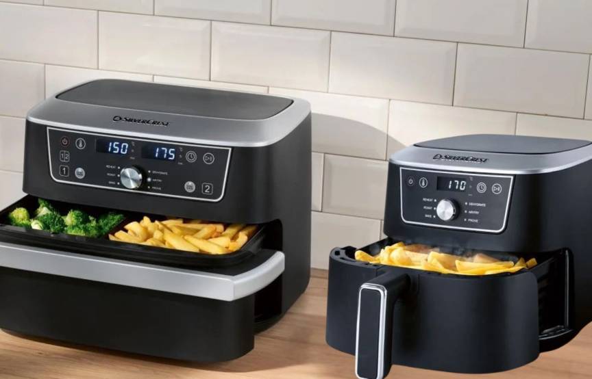 Zwei airfryer auf einer Arbeitsplatte