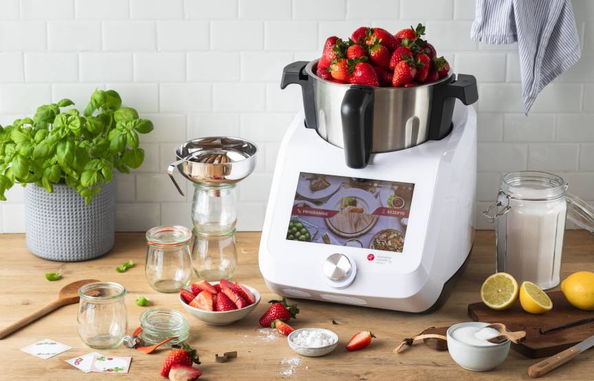 Der Monsieur Cuisine gefüllt mit Erdbeeren