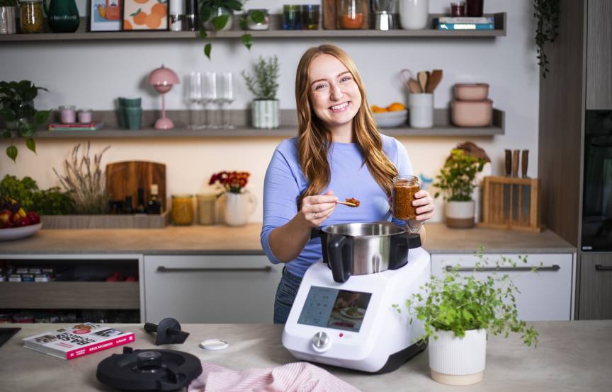 Junge Frau in einer Küche mit Monsieur Cuisine