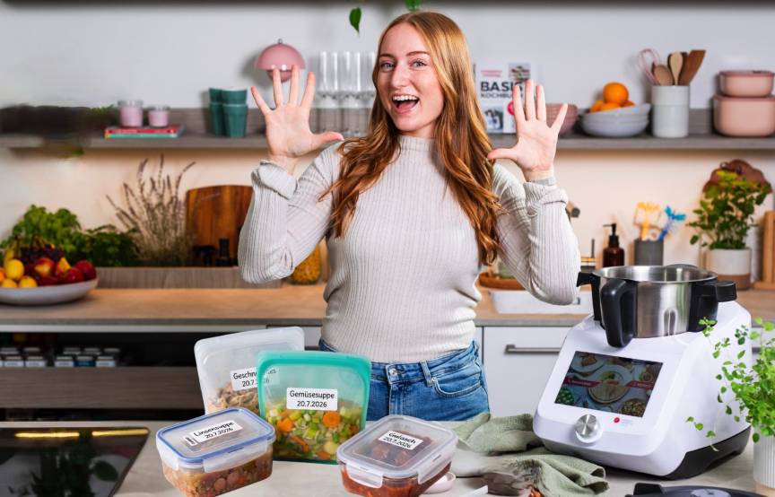 Junge Frau in einer Küche mit Monsieur Cuisine