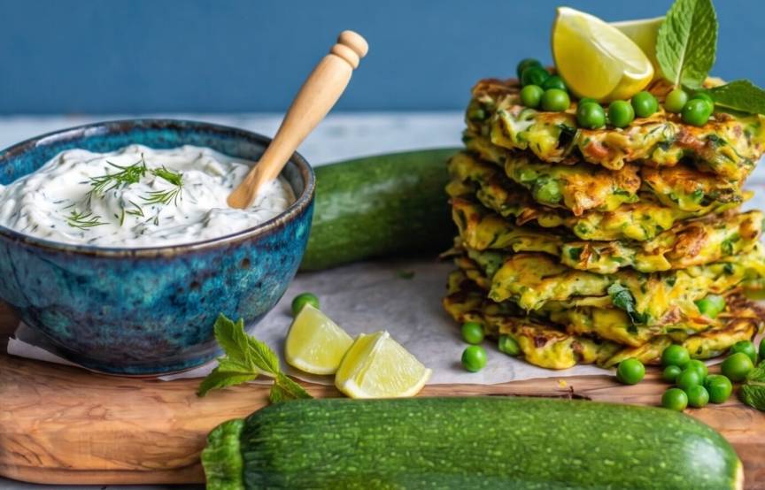 Zucchini-Erbsen-Puffer mit Feta-Dip