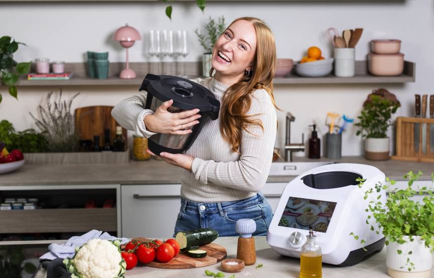 junge Frau umarmt den Topf vom Monsieur Cuisine