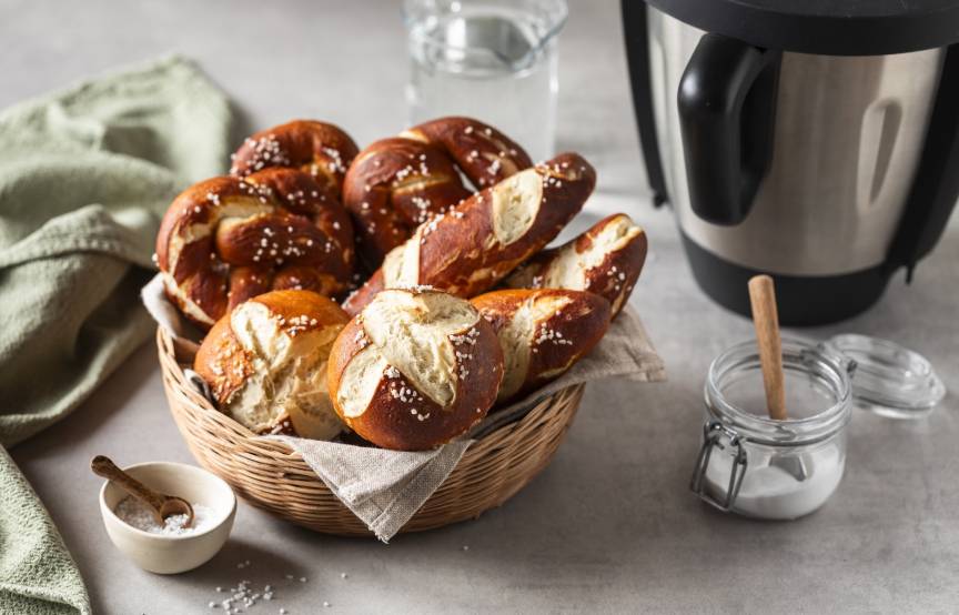 Ein Korb mit Laugengebäck