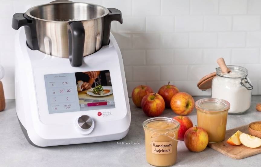 Monsieur Cuisine, daneben Äpfel und zwei Gläser mit Apfelmus