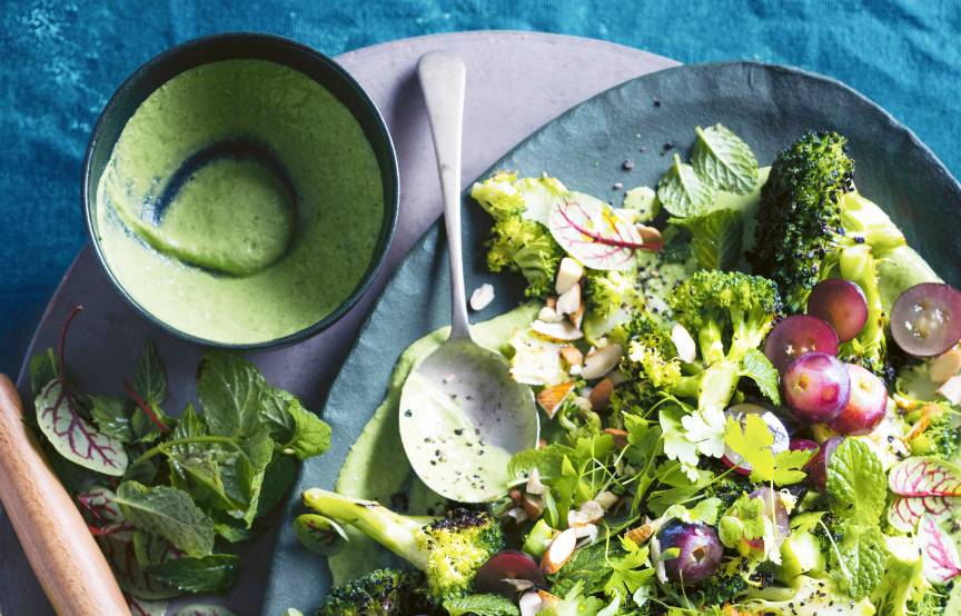Brokkolisalat mit Trauben, Mandeln und grünem Dressing