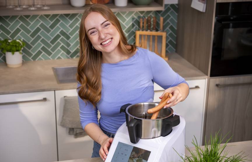 Junge Frau mit Monsieur Cuisine