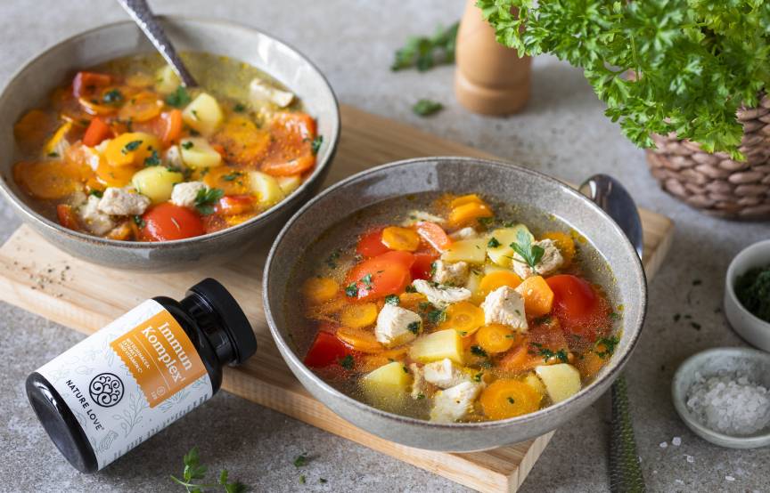 Zwei Teller mit Gemüsesuppe