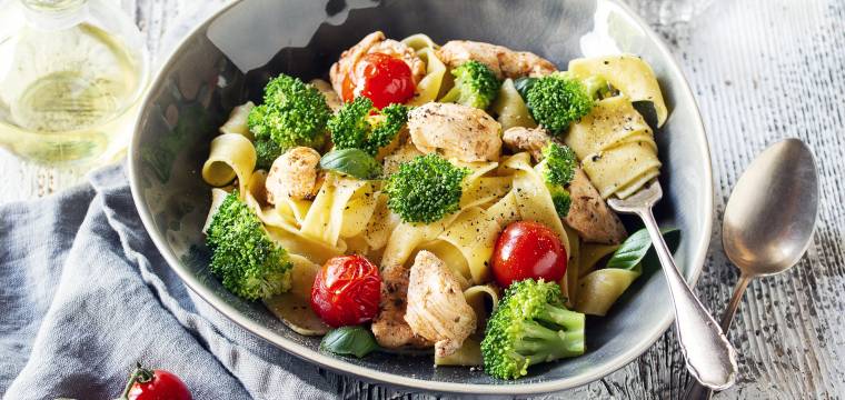 Bandnudeln mit würzigem Hähnchen, Brokkoli und Tomaten