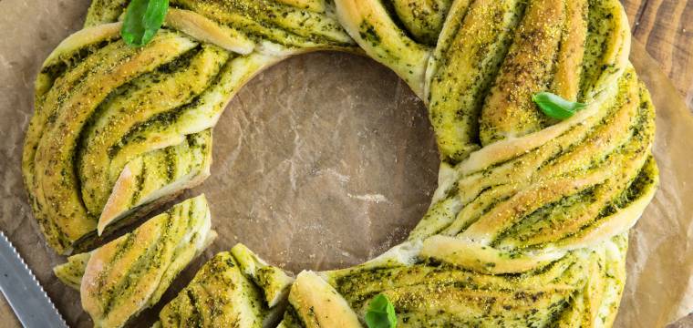 Basilikum-Brotkranz mit Knoblauch
