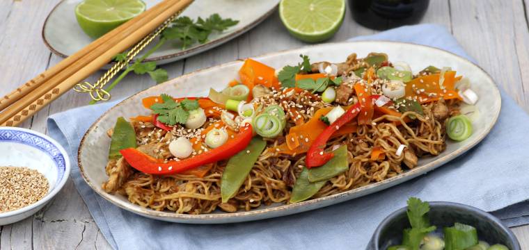 Bratnudeln mit Gemüse und Schweinefleisch Bratnudeln mit Gemüse und Schweinefleisch