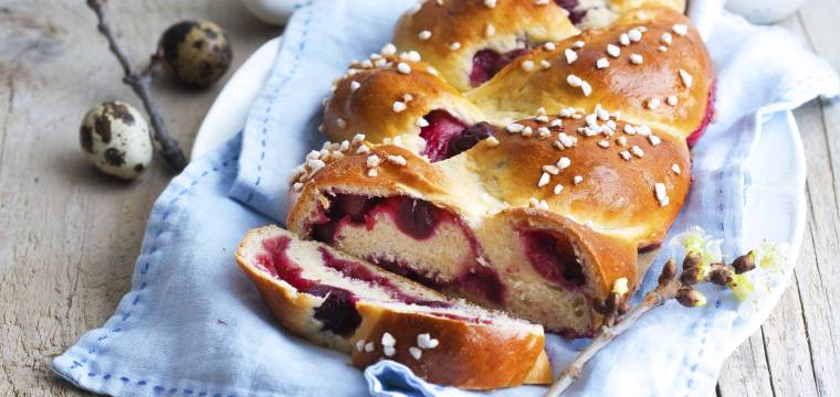 Gefüllter Hefezopf mit Kirschen