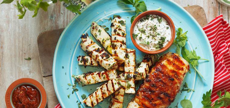 Gegrilltes Hähnchenbrustfilet im Pancettamantel mit Sellerie und Parmesandip