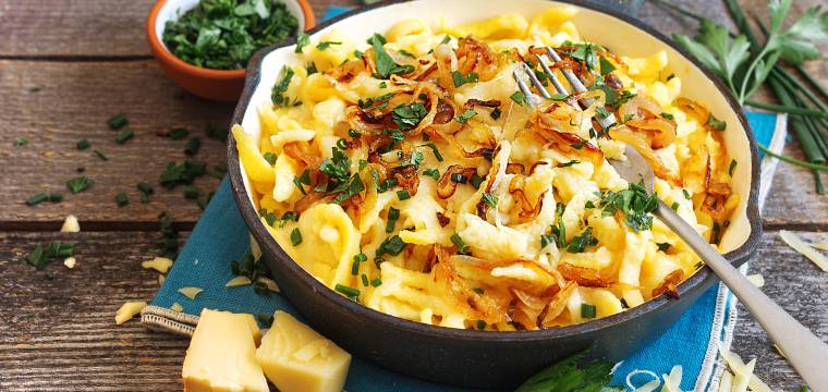 Käsespätzle mit gerösteten Zwiebeln Käsespätzle mit gerösteten Zwiebeln
