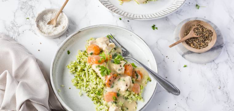 Low-Carb: Hühnerfrikassee mit Brokkoli-Blumenkohl-Reis