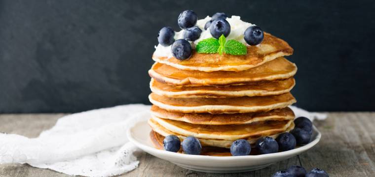 Pfannkuchen-Turm mit Mascarponecreme