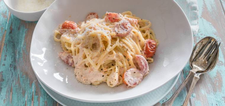 Nudeln mit Lachs in Tomaten-Sahnesoße