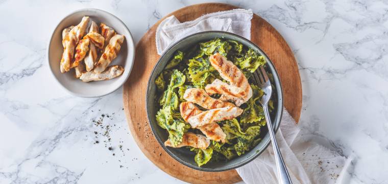 Pasta-Hähnchen-Bowl mit Spinat