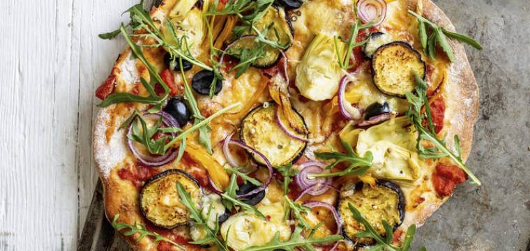 Pizza mit Gemüse auf Blech 
