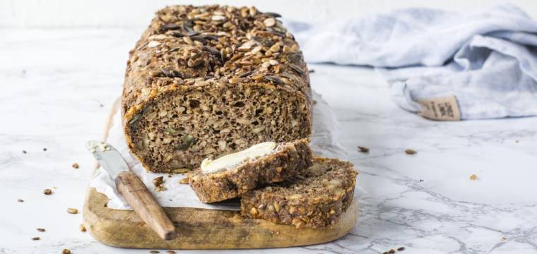 Low-Carb-Brot mit Nüssen aus dem Monsieur Cuisine angeschnitten auf einem Holzbrett Low-Carb-Brot mit Nüssen aus dem Monsieur Cuisine angeschnitten auf einem Holzbrett