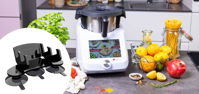 Monsieur Cuisine steht auf einer Arbeitsfläche. Im Vordergrund ist der WunderButler zu sehen.