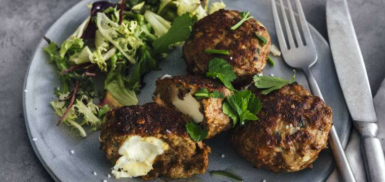 Mit Feta gefüllte Frikadellen