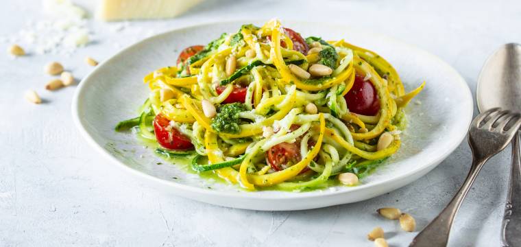 Zucchini-Spaghetti mit Pesto Zucchini-Spaghetti mit Pesto